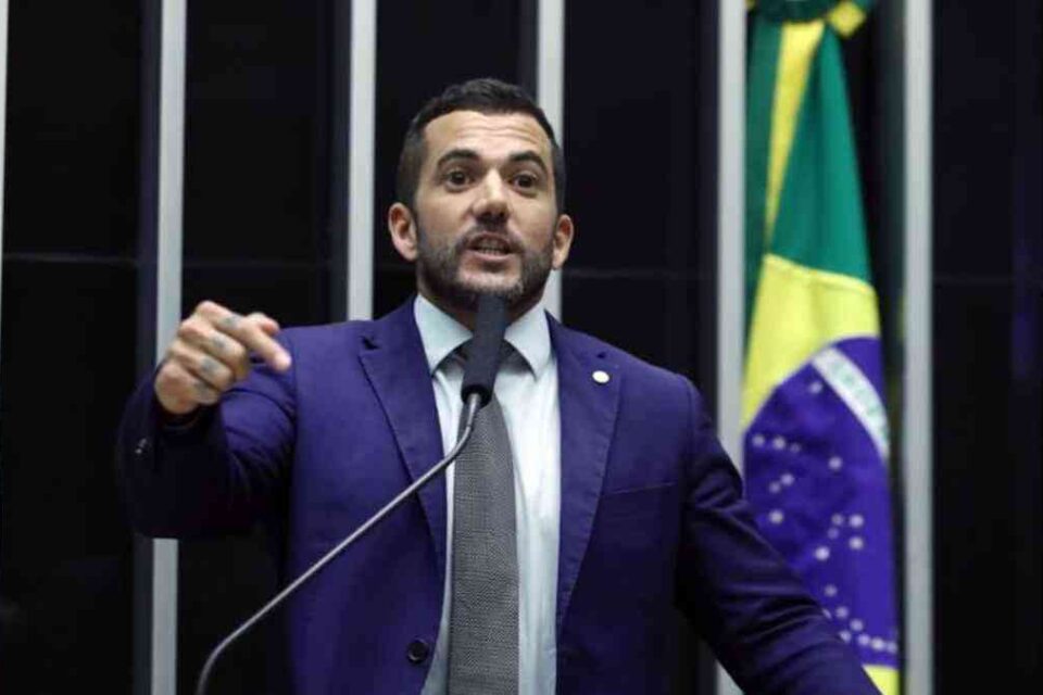 Oposição protocola requerimento para CPMI do Master