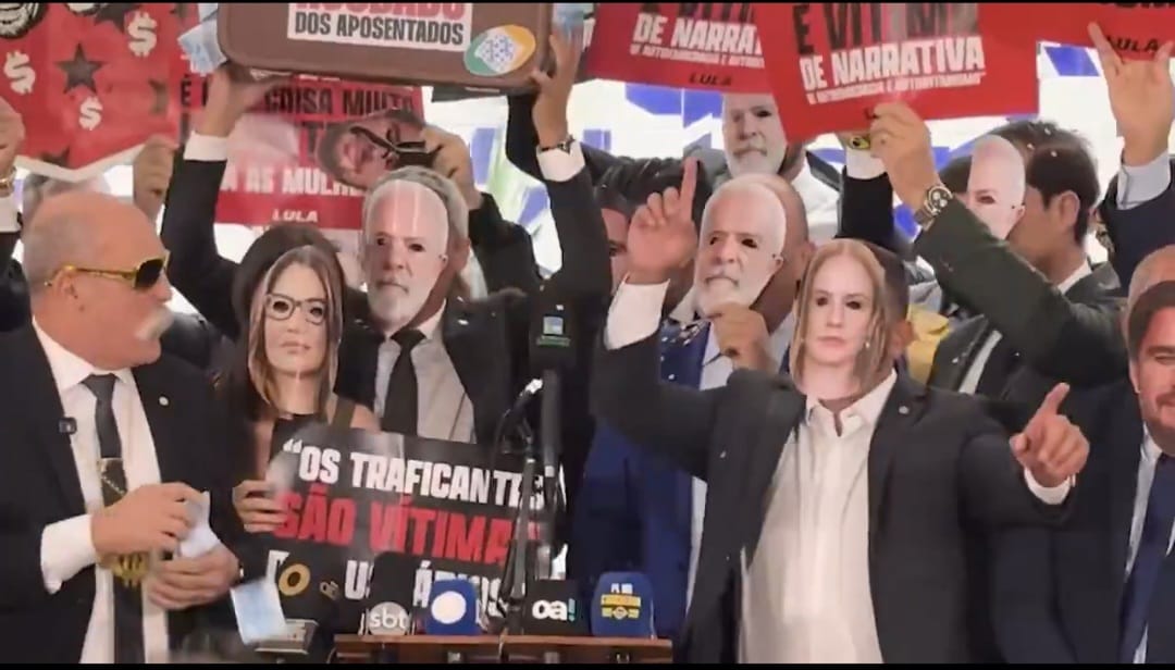 Gustavo Gayer critica ala de Lula no Carnaval e samba em tom de sátira: ‘Unidos pela corrupção’