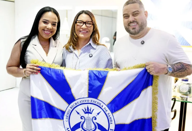 Janja usa voo da FAB com assessores para visitar escola que homenageou Lula no Carnaval