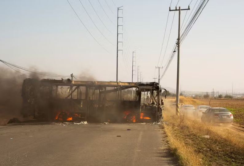 México vive onda de violência após morte de chefe de cartel