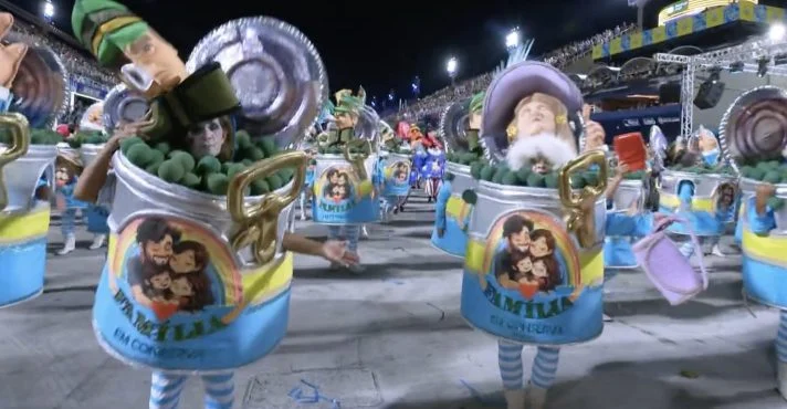 Homenagem a Lula em escola de samba retrata evangélicos em lata de conserva