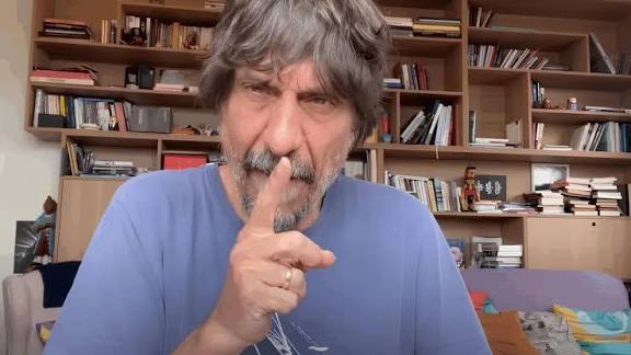 VÍDEO: Professor que ironizou morte de Charlie Kirk ataca evangélicos: “Eles não têm que votar”