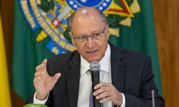 VÍDEO: “Jornalistas e políticos são ansiosos”: Alckmin evita falar de 2026