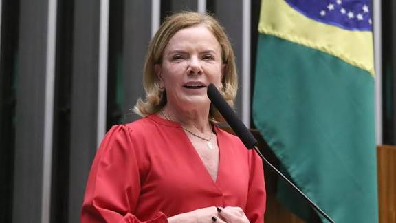 VÍDEO: Gleisi canta samba que homenageia Lula durante evento do PT na Câmara