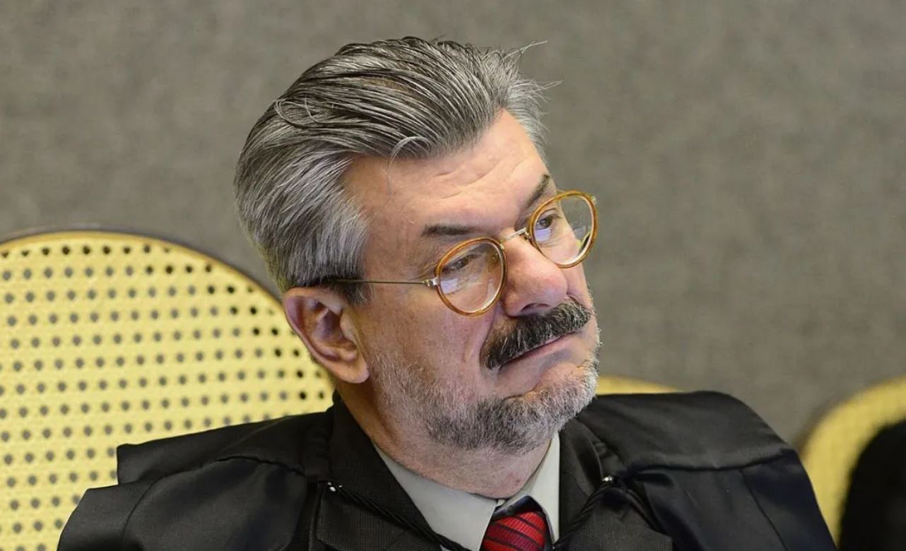 Ministro afastado por suspeita de assédio segue recebendo salário enquanto PF aguarda STF liberar inquérito