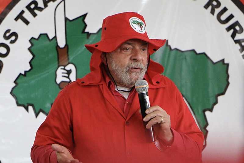 Governo Lula pagou R$250 mil para escola de samba exaltar MST