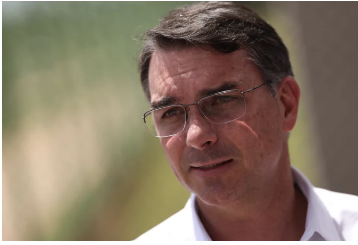 Brasil “Crimes do PT”: Flávio diz que acionará TSE contra desfile sobre Lula