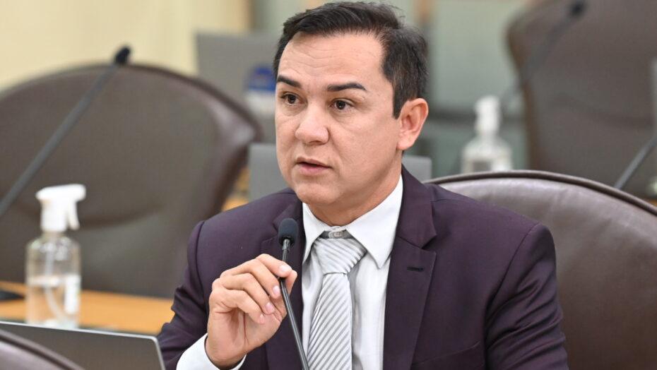 Deputado Neilton Diógenes protocola projeto que garante direito à instalação de carregadores para carros elétricos em condomínios