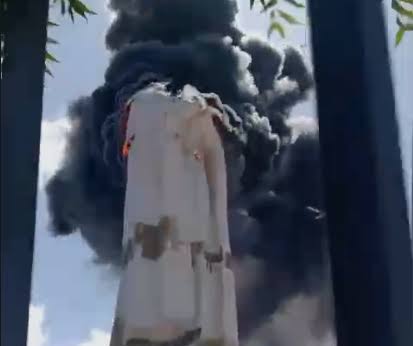 VÍDEO: Curto-circuito em máquina de solda provocou incêndio que destruiu estátua de Nossa Senhora de Fátima, na Zona Norte