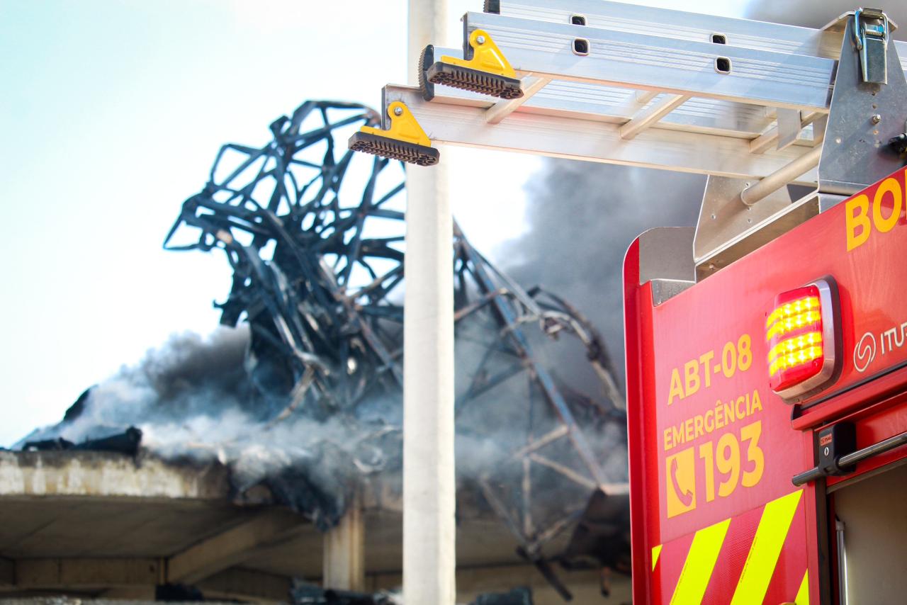 Bombeiros usam 15 mil litros de água e 20 militares para conter incêndio em estátua de Nossa Senhora em Natal