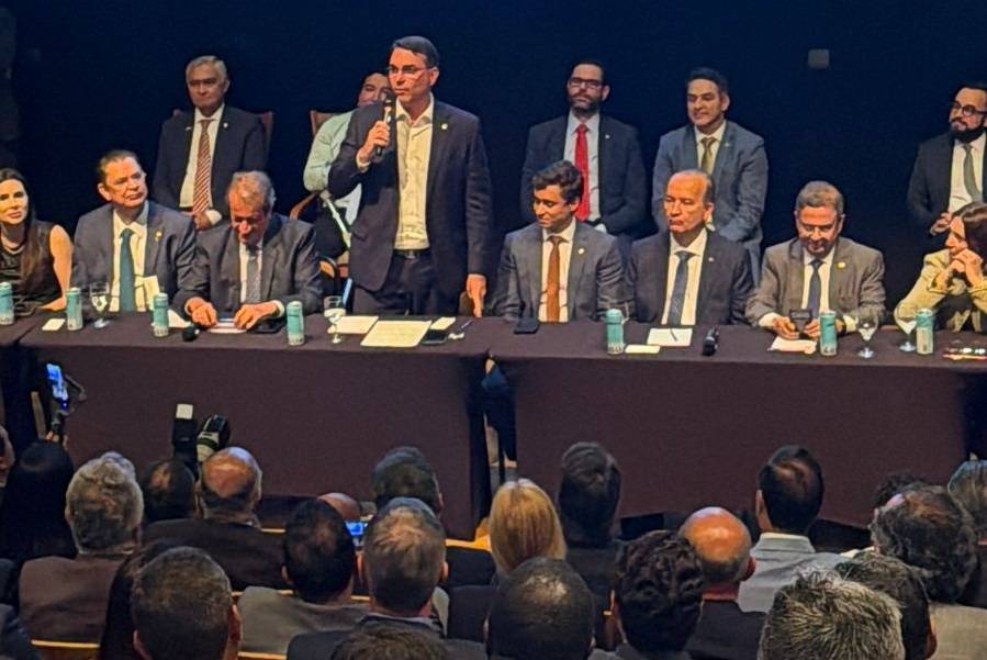 Flávio Bolsonaro diz que pai “não merece estar passando pelo que está passando” e anuncia PEC contra reeleição