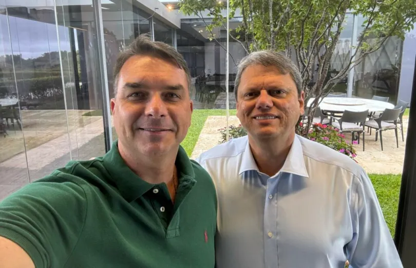 Flávio elogia Tarcísio: “Saiu da costela de Bolsonaro”