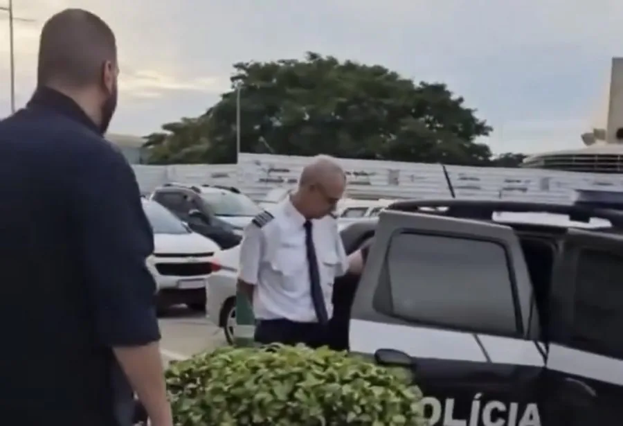Piloto é preso em aeroporto por suspeita de manter rede de abuso sexual infantil