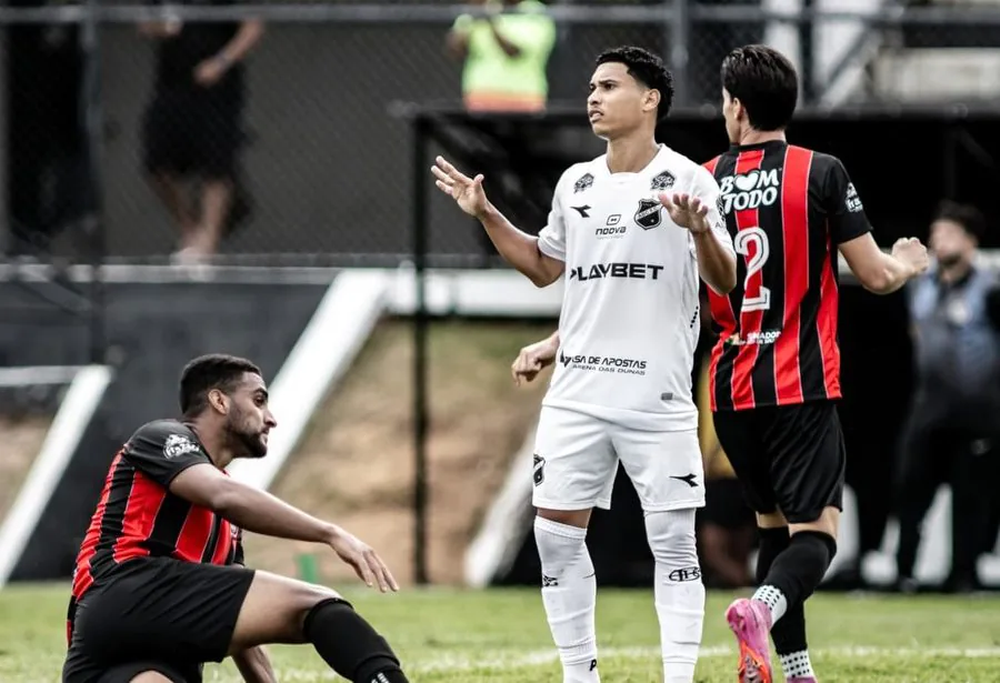 Atacante do ABC sofre acidente na BR-101 e é liberado após atendimento médico