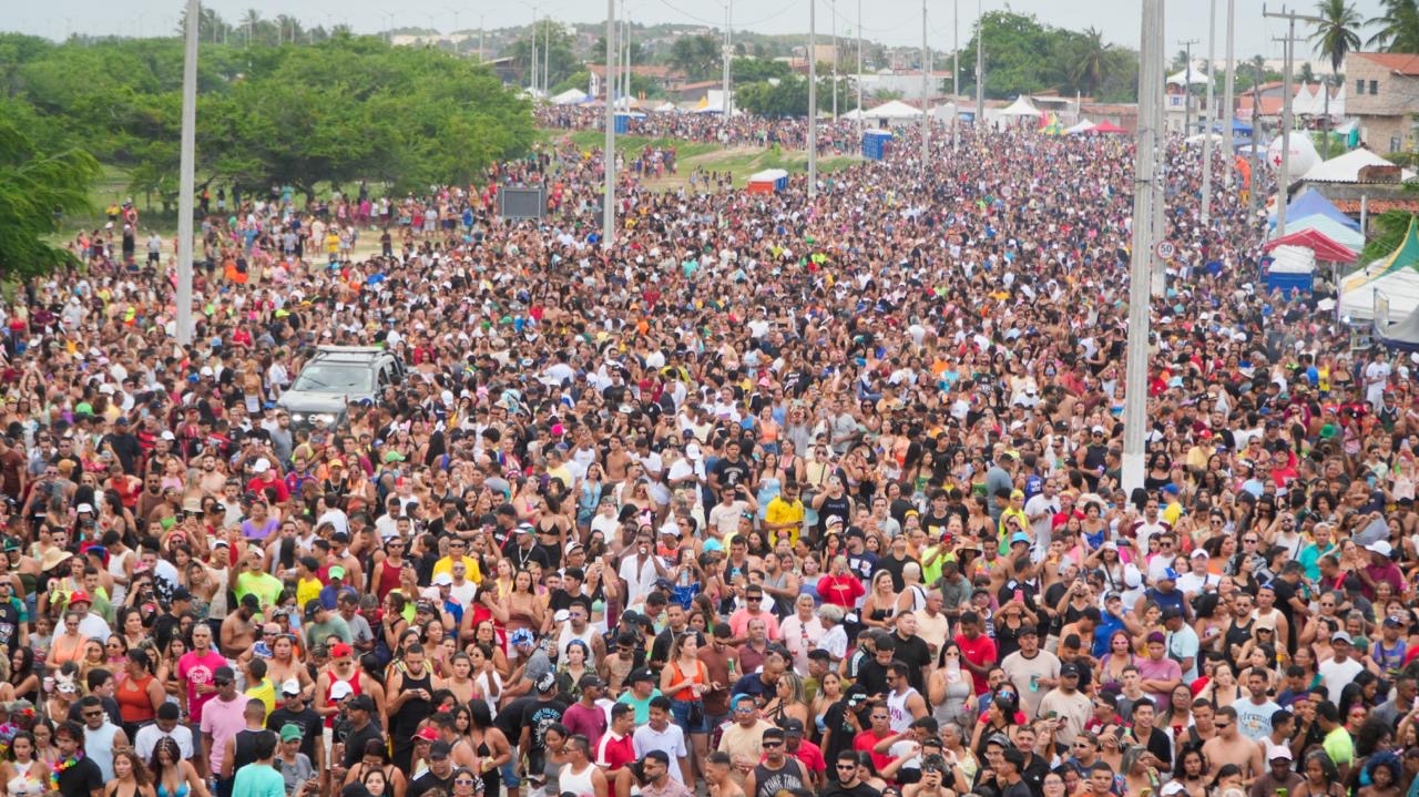 Polo Avenida da Alegria reúne 120 mil foliões no primeiro dia de Carnaval