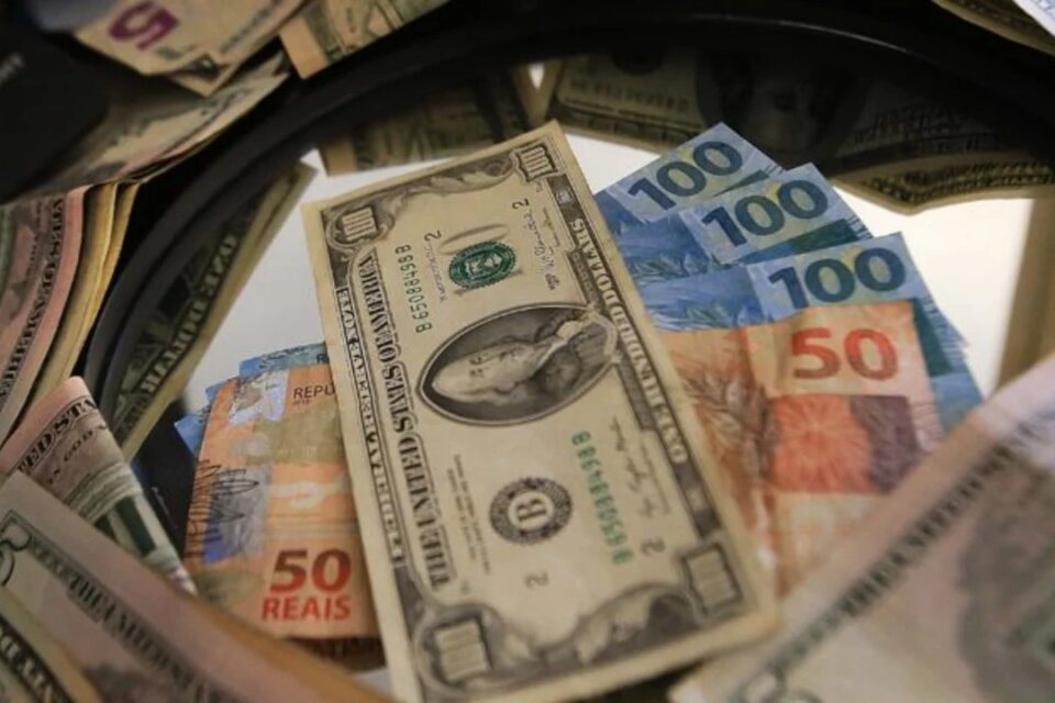 Dólar fecha semana a R$5,24 após indicação de Trump ao Fed