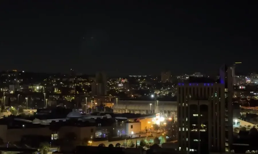 Sirenes soam em Jerusalém e Tel Aviv com mísseis iranianos cruzando o céu