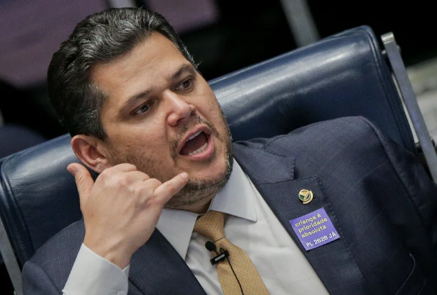 Alcolumbre afirma que não deve demorar para decidir sobre quebra de sigilo de Lulinha após guerra regimental na CPMI