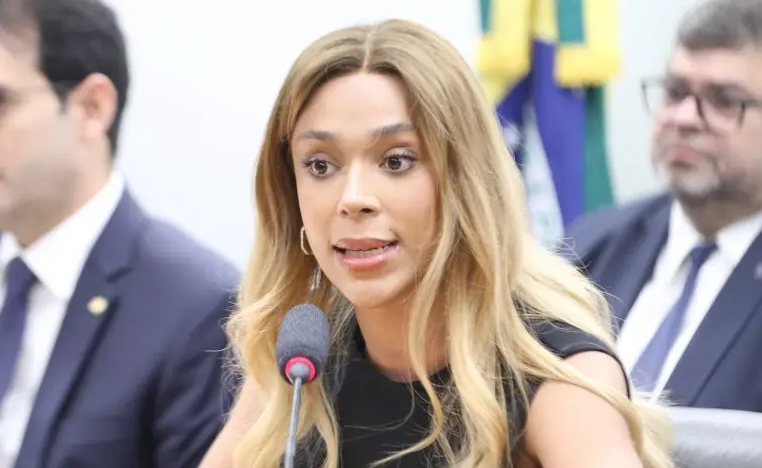 Justiça tranca ação por transfobia e deputada Erika Hilton perde processo contra estudante