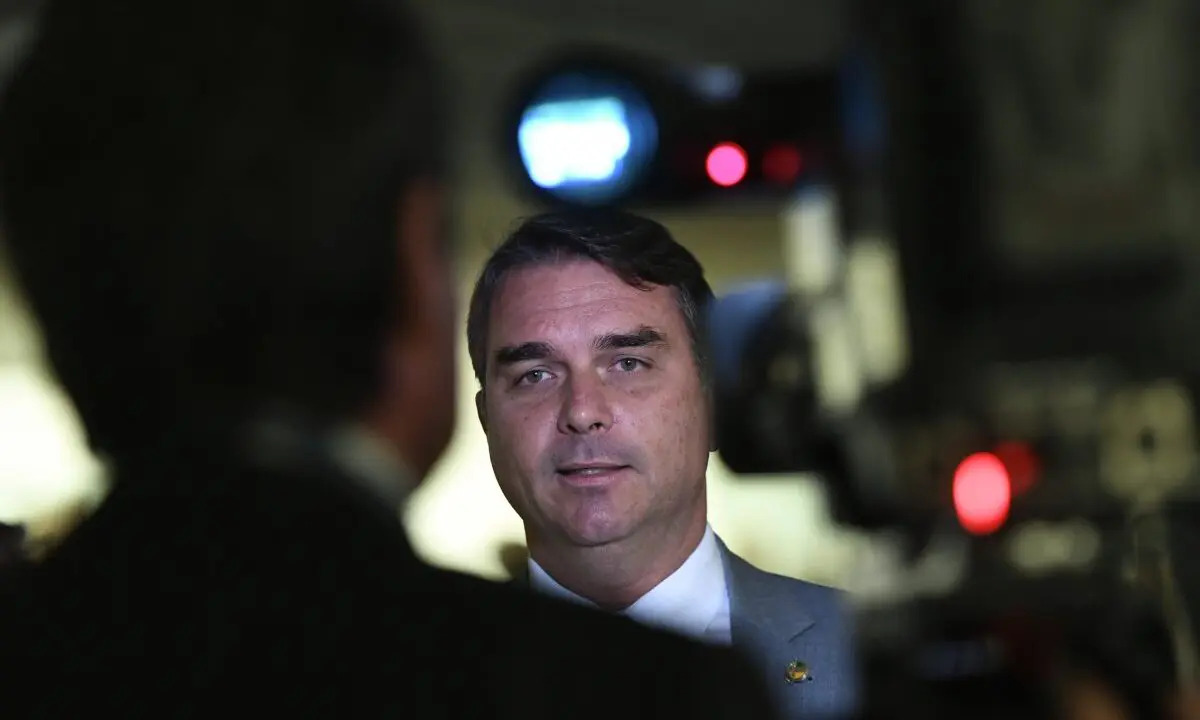 Flávio alerta para estado de saúde de Bolsonaro: ‘Nunca teve tanto líquido no pulmão’