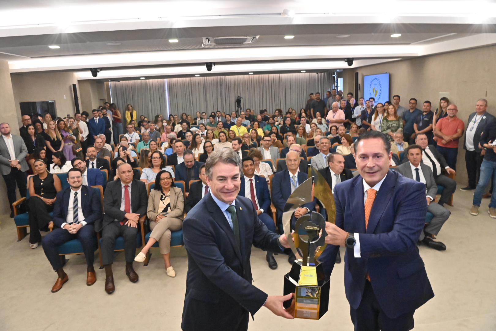 ALRN recebe Troféu da Unale 2025 com presidente, deputados e servidores