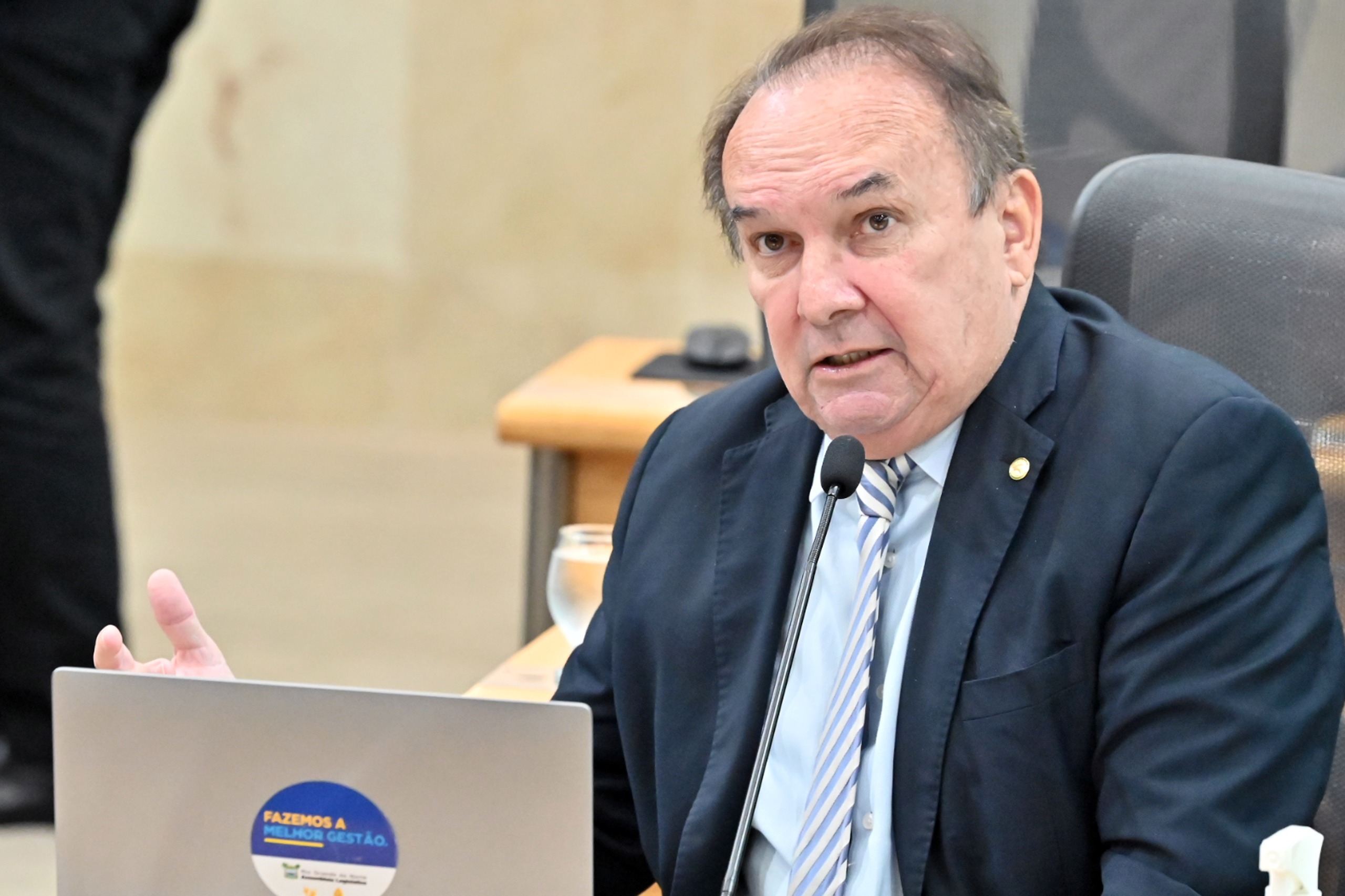 Deputado Nelter Queiroz denuncia atrasos salariais e cobra providências do Governo do Estado