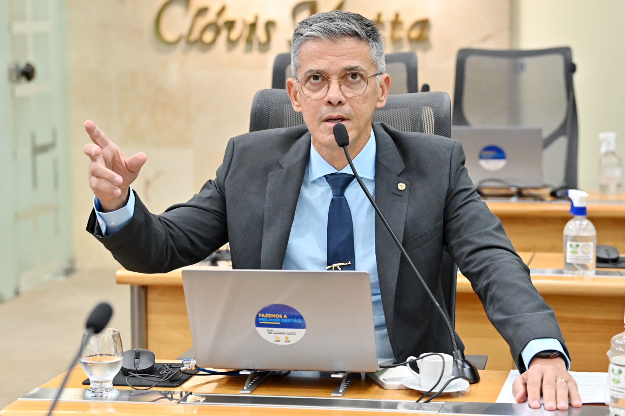 Deputado Coronel Azevedo defende senador por críticas da oposição