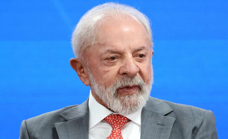 Lula cancela ida à posse do novo presidente do Chile após convites a Flávio e Eduardo Bolsonaro para cerimônia