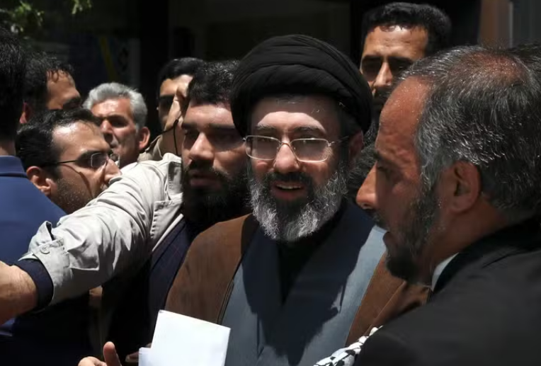 Novo líder supremo do Irã diz que vingará as mortes provocadas na guerra e que Estreito de Ormuz deve seguir fechado