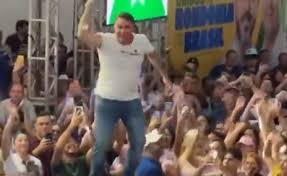VÍDEO: Flávio Bolsonaro se anima em evento do PL e imagens viralizam