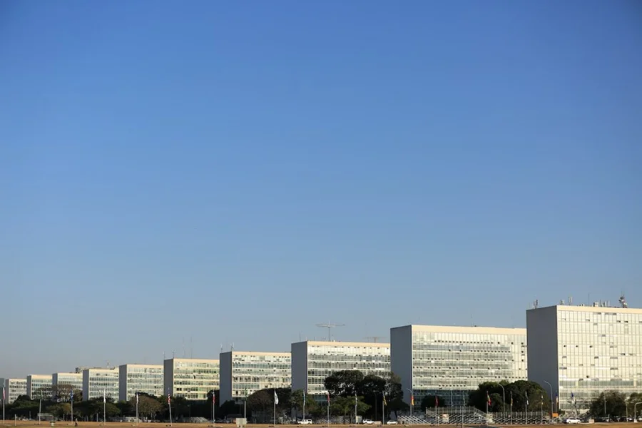 Ministros que vão deixar governo começam a esvaziar gavetas