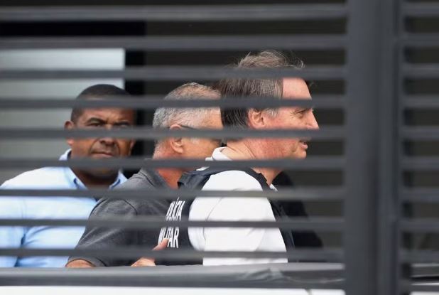 Prisão domiciliar de Bolsonaro é mais restritiva que a de Collor; veja diferenças