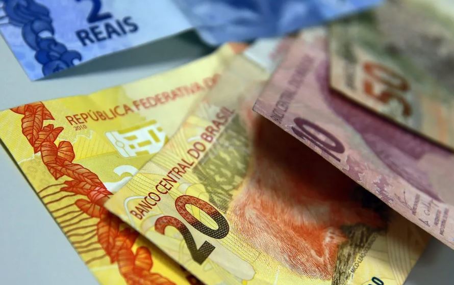 Comprometimento da renda das famílias com dívidas volta ao recorde da série histórica, diz Banco Central