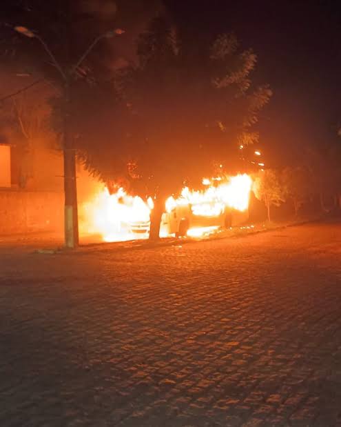 VÍDEO: Facção criminosa incendeia dois ônibus em Natal após morte de integrante em confronto com a PM