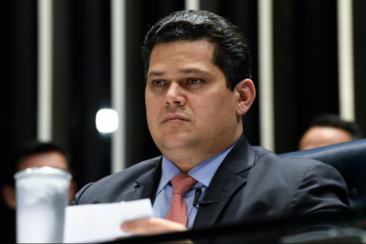 Alcolumbre mantém quebra de sigilos de Lulinha e rejeita recurso da base de Lula