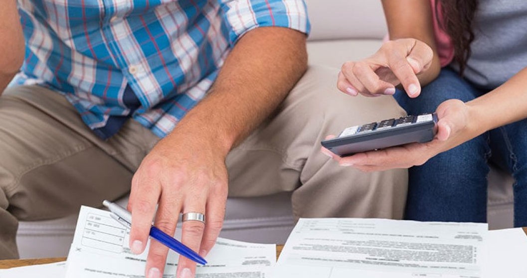 Famílias brasileiras comprometem quase 30% da renda com dívidas, maior patamar em 20 anos