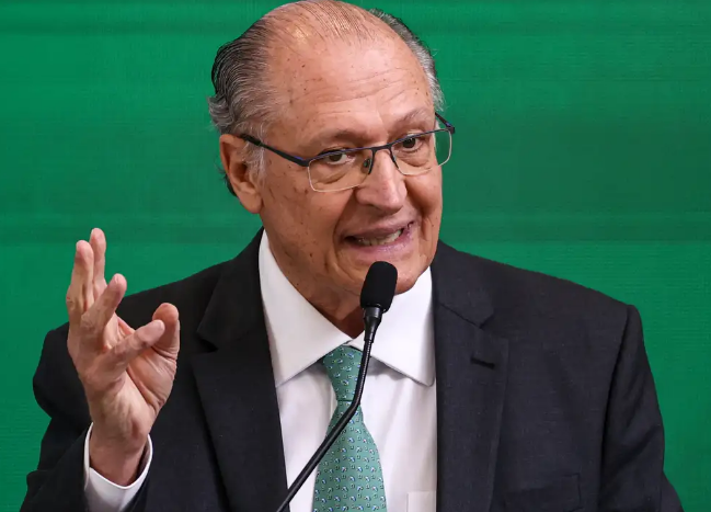 Alckmin confirma que deixará ministério no começo de abril