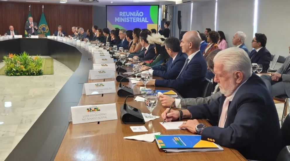 Lula anuncia saída de ao menos 18 ministros para disputar eleições 2026; veja quem sai e quem fica