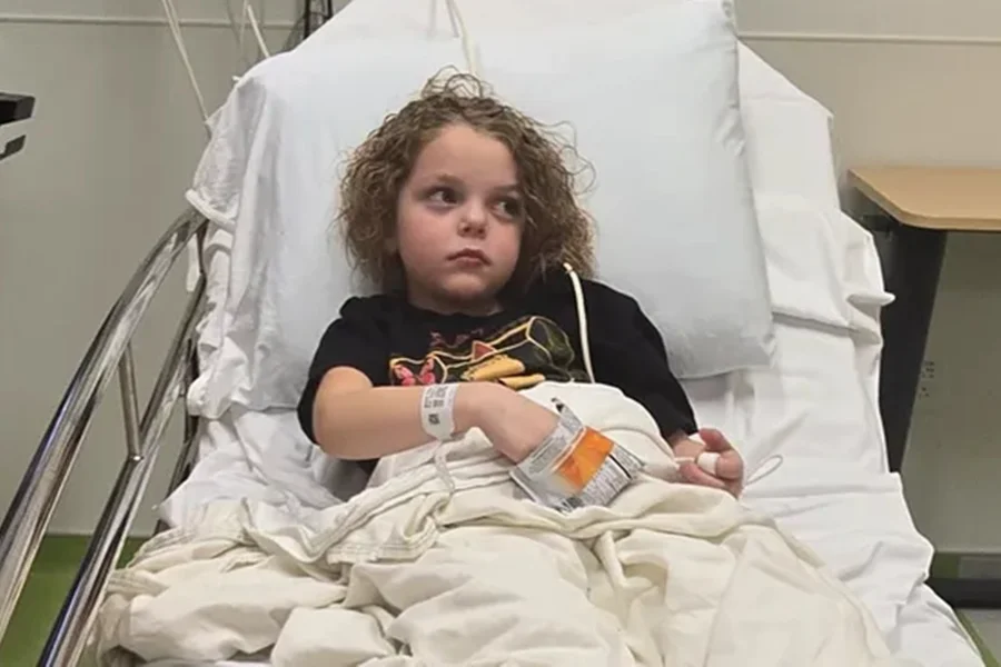 Médicos investigam caso raro de menina com um lado do corpo encolhendo