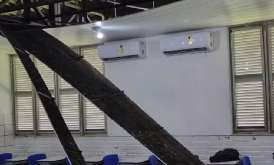 Parte de teto cai na cabeça de professor durante aula na Escola Estadual Edgar Barbosa, em Natal
