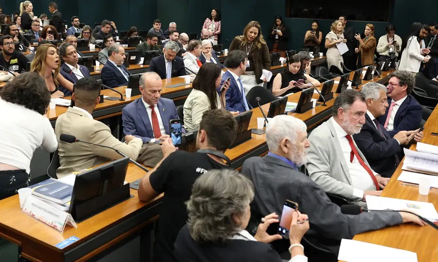 Votação da PEC do fim da 6×1 em comissão da Câmara dos Deputados é adiada; saiba o motivo