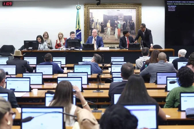 CCJ retoma hoje debate sobre fim da escala 6×1 enquanto governo estuda novo projeto para acelerar tramitação