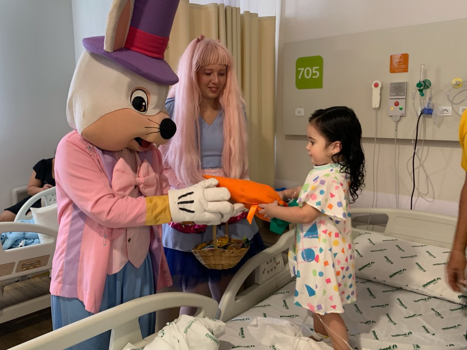Coelhinho de Páscoa leva acolhimento às crianças no Hospital Unimed Natal