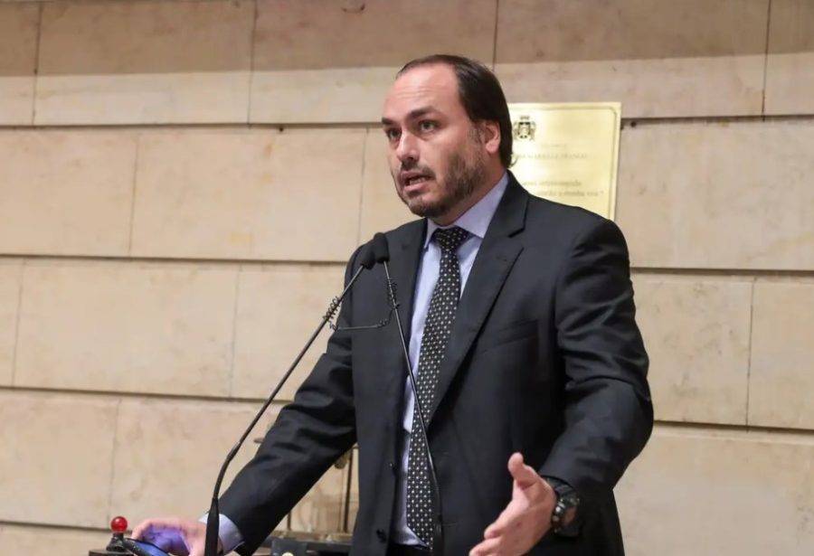 Carlos Bolsonaro reage a Nikolas Ferreira e fala em “oportunistas”