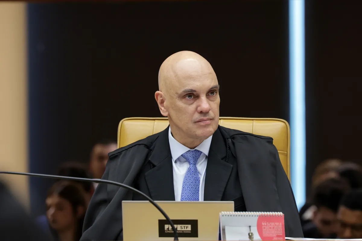 Moraes aumenta perímetro para monitorar drones sobre casa de Bolsonaro