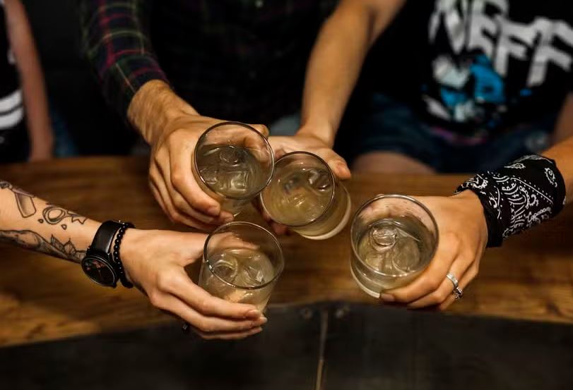 Consumo excessivo de álcool em apenas um fim de semana do mês já triplica o risco de danos ao fígado, aponta pesquisa