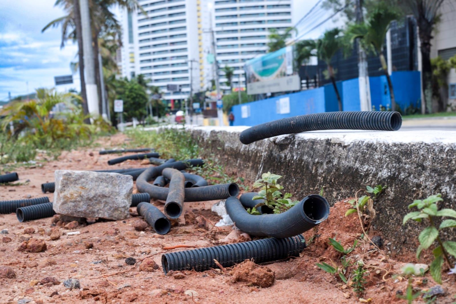 Furto de cabos compromete iluminação na Av. Engenheiro Roberto Freire
