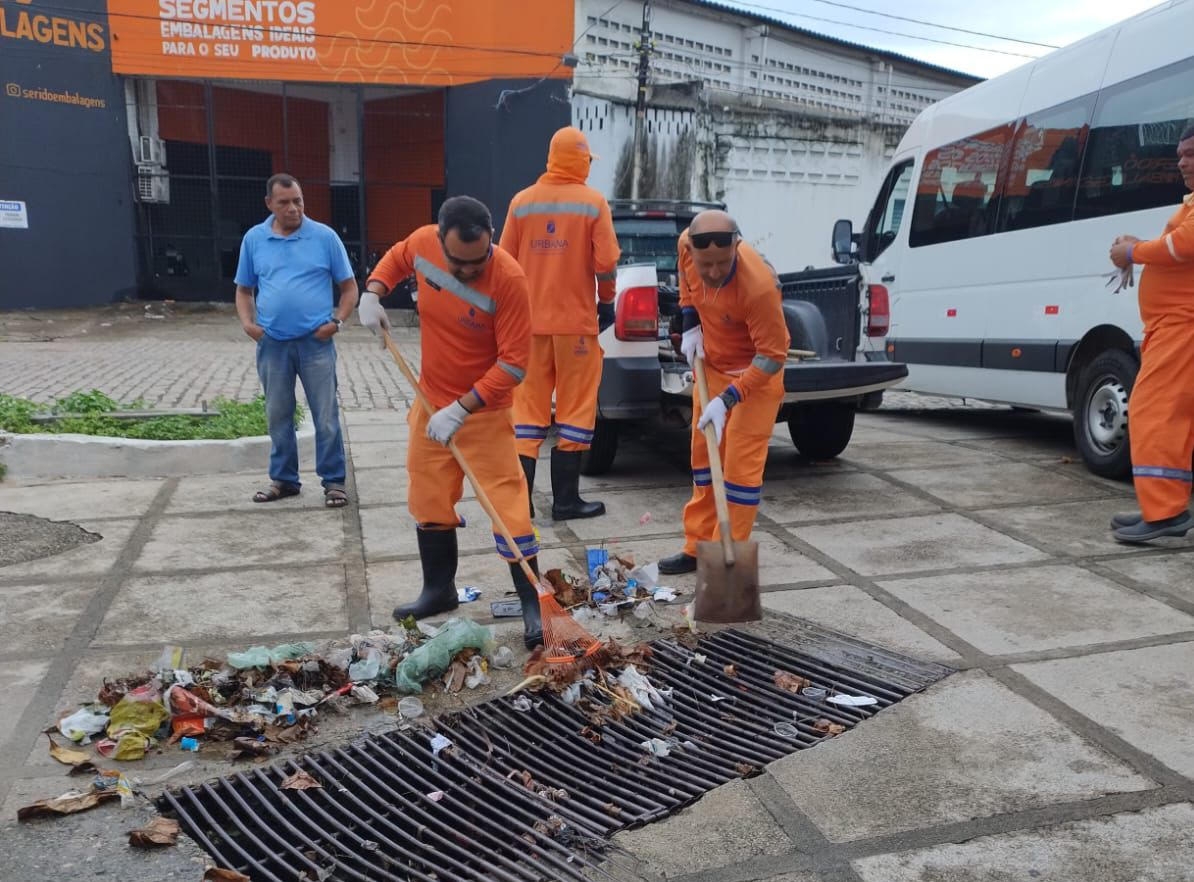 Urbana intensifica desobstrução do sistema de drenagem desde as primeiras horas desta segunda (13)