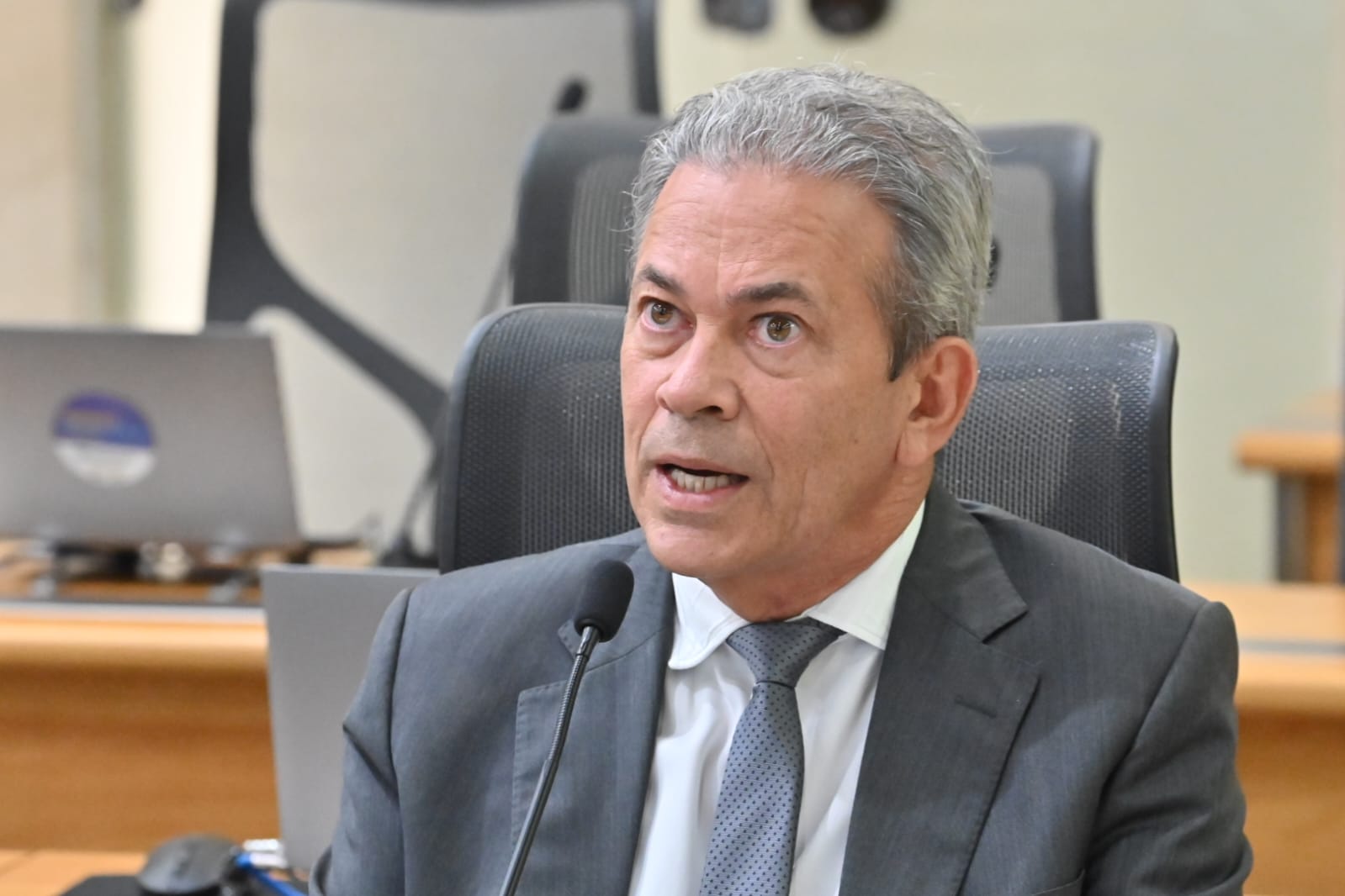 Deputado Hermano Morais comemora impacto positivo da proibição de uso de celulares nas escolas