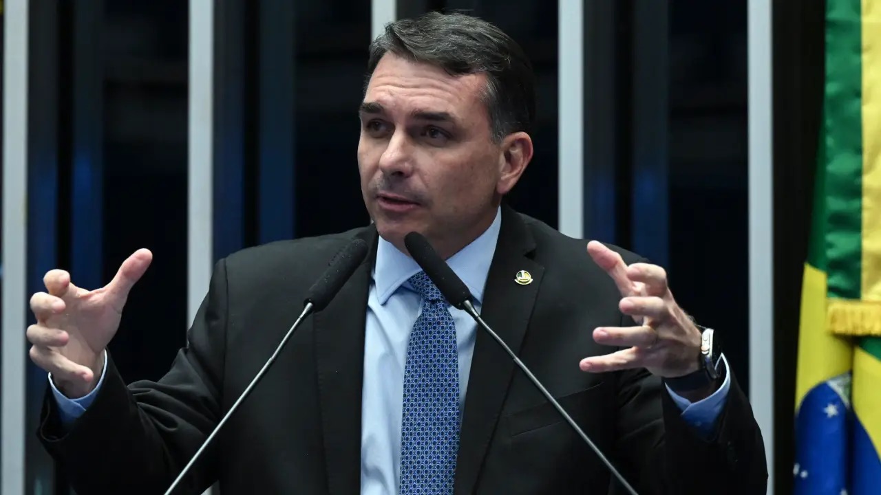Flávio Bolsonaro se manifesta após Moraes mandar PF abrir inquérito contra ele